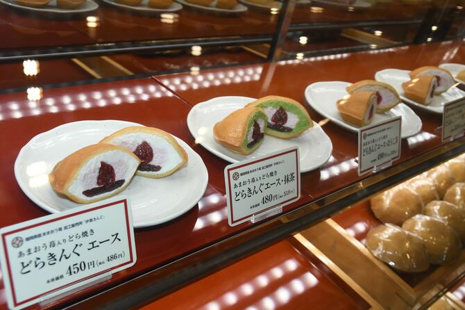「伊都きんぐ」の看板メニューは「あまおう」がまるごと入ったどら焼き「どらきんぐ」=11月中旬、福岡市・天神