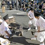 トンテンカン…これが伝統の鍛冶技法　鉄工業界の安全祈る　足利で「ふいご…