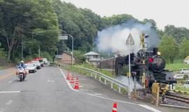 パトカーとＳＬが併走