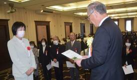 ４４クラブの６９人 優良従業員表彰