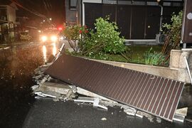 宇都宮や栃木で強風被害相次ぐ　石塀やフェンス倒壊、屋根も飛ぶ　住民「一瞬の出来事」
