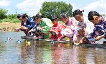思川の流しびな 幸せ運び60年 小山
