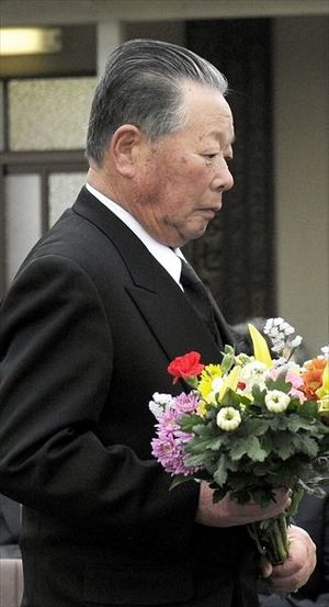 百頭空襲犠牲者の慰霊祭で献花する阿部文司さん＝８日、足利市百頭町の地蔵院