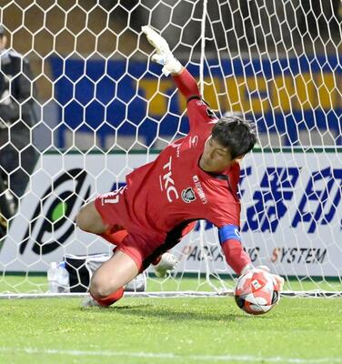 ＰＫ戦で２人目のシュートを止める栃木ＳＣのＧＫ丹野＝県グリーンスタジアム、森田大地撮影