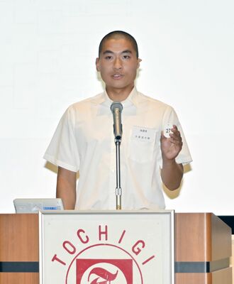 くじを引く文星付の鈴木主将