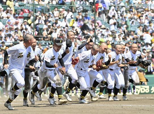 完封で甲子園初勝利を挙げ、笑顔で応援席に駆け出す石橋ナイン＝13日午後１時15分、甲子園球場