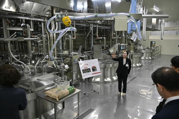 新棟の設備などを公開した内覧会=18日午前、日光市