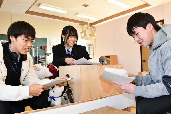 台本の読み合わせをする黒羽高演劇部の生徒たち
