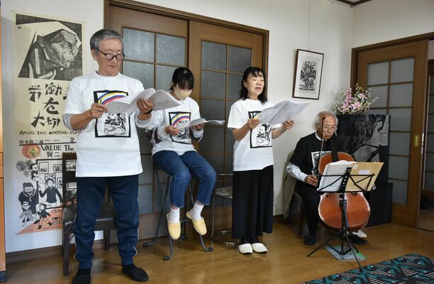 朗読劇の練習に励む出演者。語りとチェロで鈴木の生涯と作品を表現する