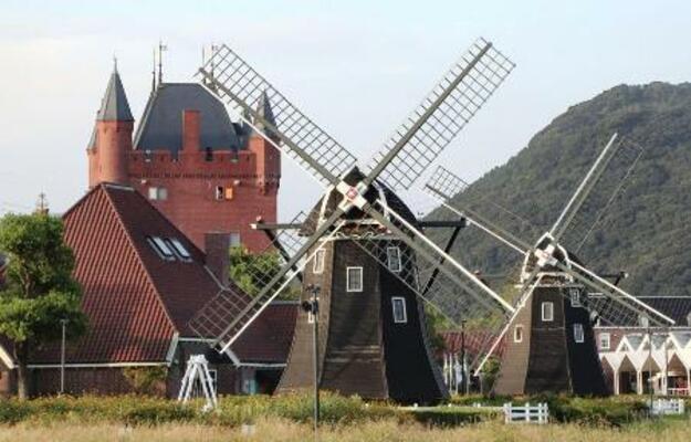 長崎県佐世保市のリゾート施設「ハウステンボス」の園内=2022年