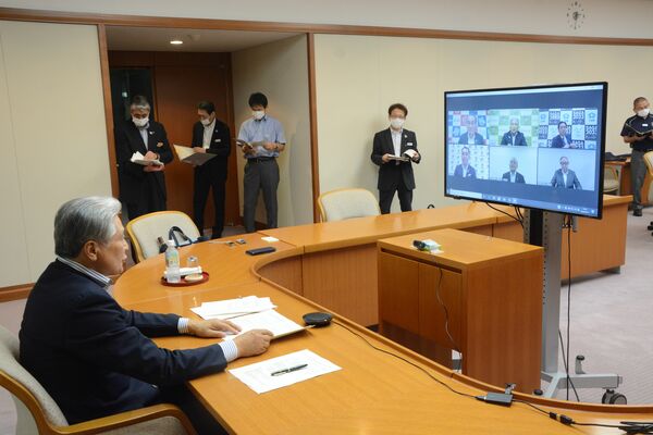 日本スポーツ協会などとウェブ会議を行う福田知事（左）＝11日午後、県庁
