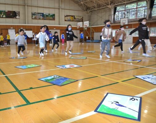 ジャンボかるたを取りに行く児童ら