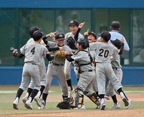 優勝を決め、マウンドに集まる宇都宮ウエストキッズナイン＝10日午後２時50分、栃木市大平町真弓