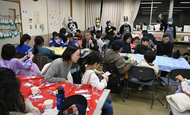 ビンゴゲームを楽しむ親子ら＝１２日午後、宇都宮市内