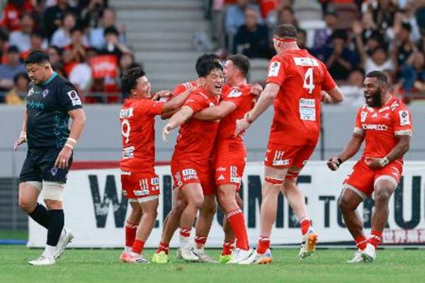 　ラグビーリーグワン１部プレーオフ決勝で東京ベイを破って初優勝し、喜ぶ李承信（左から３人目）ら神戸フィフティーン＝７日、東京・ＭＵＦＧスタジアム