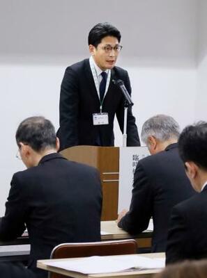 　臨時の校長研修会で発言する新潟県教育委員会の頓所裕史教育次長＝１８日午前、新潟県庁