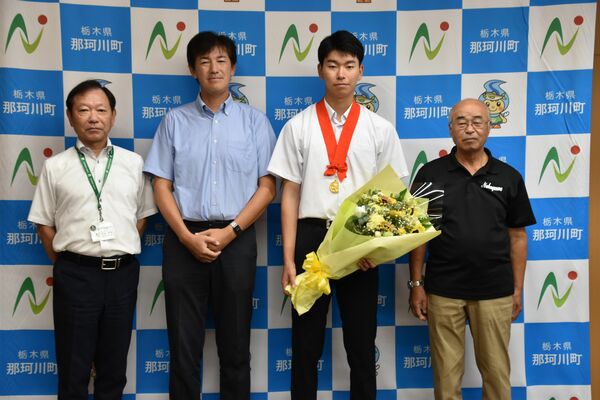 福島町長を表敬訪問した鈴木さん（右から２人目）