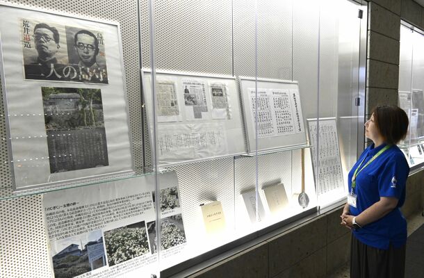 宇都宮市南図書館で開かれている荒井退造を紹介する企画展＝６月中旬、宇都宮市雀宮町