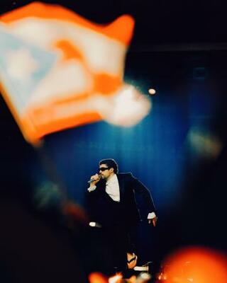 　プエルトリコの旗がはためく中で歌うバッド・バニー＝７日、千葉市（ｐｈｏｔｏ　ｂｙ　＠ｂａｄｂｏｉ）