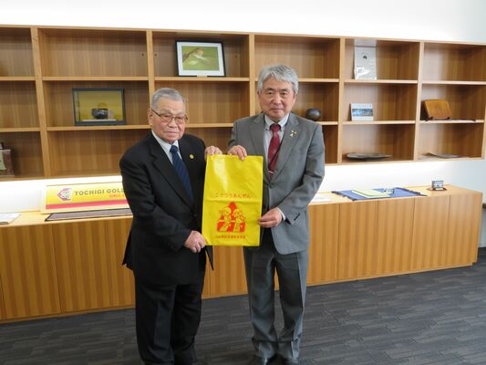 ランドセルカバーを寄贈した小山地区交通安全協会の鈴木会長（左）