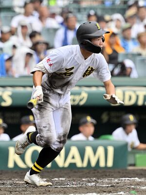 ３回、中前打を放つ石橋の鈴木＝甲子園球場