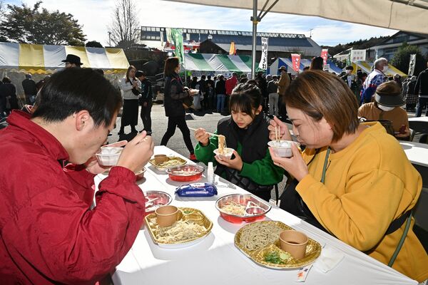 新そばを堪能する来場者