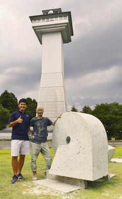 完成した作品と収まる小林さん（左）と清宮さん。背景はスカイタワー