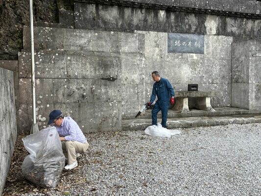 栃木の塔の清掃活動を行う栃の葉会のメンバーら=13日午前、沖縄県糸満市(同会提供)