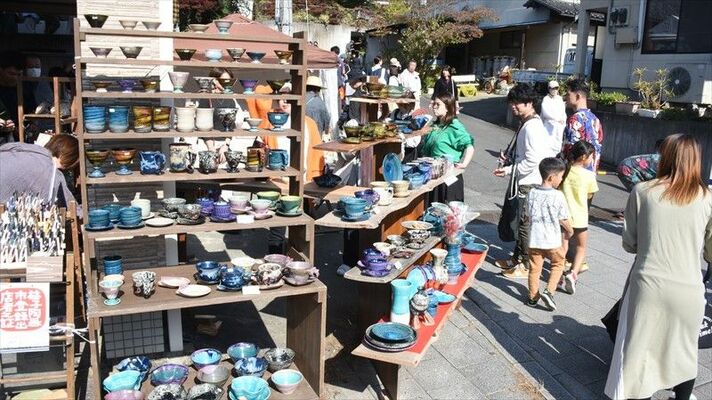 様々な作品が並ぶ陶器市