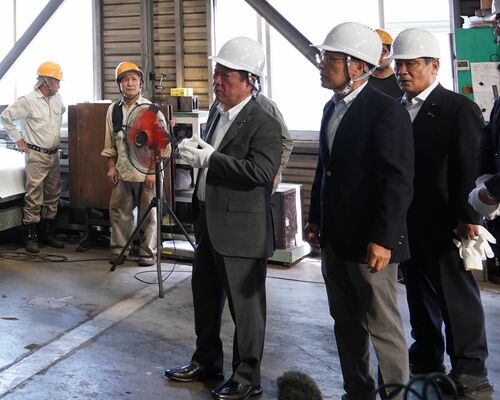 町工場を視察する茂木氏（右から３人目）＝６日午前、東京都江戸川区