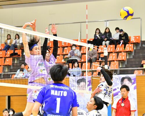 第２セット、レーヴィスの荒木田（左）がブロックを決める＝フカイスクエアガーデン足利、鈴木航撮影