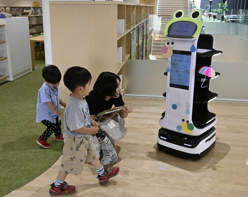施設内を巡回するAI配膳ロボット。子どもたちも姿を見つけると追いかける人気ぶり