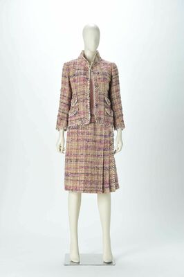 シャネル「スーツ」（デザイン：ＡＴＴ．　ガブリエル・シャネル、１９６０年代、ウール・ツイード、絹、杉野学園衣裳博物館蔵）