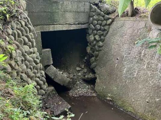 側壁が崩落した水路＝那須町寺子乙（宇都宮国道事務所提供）
