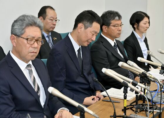 判決を受け、記者会見する遺族の（手前左から）毛塚さん、奥さん、佐藤さん、高瀬さんら＝30日午後４時45分、県庁記者クラブ