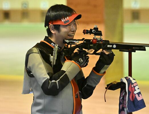 ライフル射撃成年男子ライフル３姿勢決勝　最終44発目を大きく外し苦笑いする小林＝大分県立庄内屋上競技場