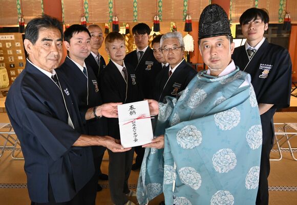 夏そばを奉納した我妻会長（手前左）ら