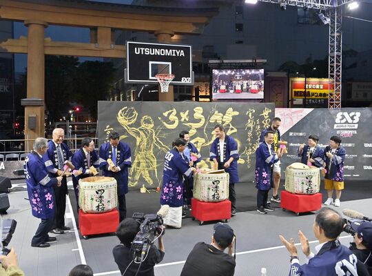 鏡開きなどを行った開幕セレモニー＝26日午後６時35分、宇都宮市馬場通り４丁目