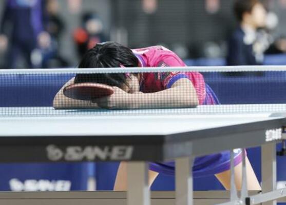 　ポイントを奪われ落ち込む松島美空。女子シングルス５回戦で敗れた＝東京体育館