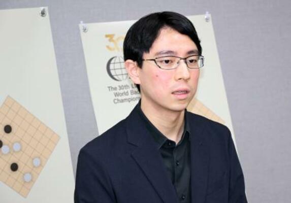 　対局後、記者団の取材に応じる一力遼五冠＝１２日、韓国・ソウル（共同）