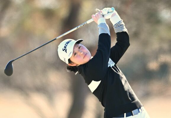 高校女子 1アンダーで大会3連覇を果たした松枝(文星女)=県民ゴルフ場1番