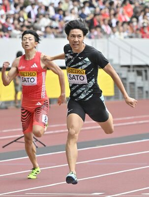男子４００メートルで２位となったミズノの佐藤風（右）＝国立競技場、広瀬華撮影