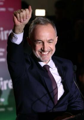 統一地方選挙でパリ市長就任が確実となり、支持者と喜ぶエマニュエル・グレゴワール氏=22日、パリ(ゲッティ=共同)