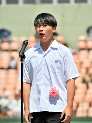 大会歌を独唱する大田原の小泉さん＝県営（代表撮影）