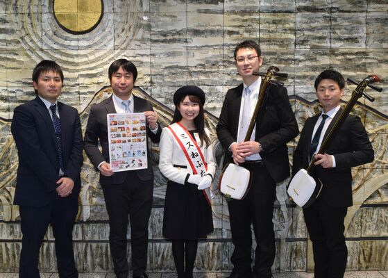 「青森・函館の物産と観光展」をＰＲした山崎さん（中央）ら＝１７日午後、下野新聞社