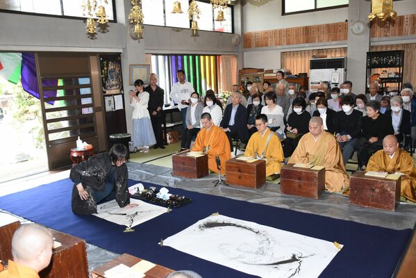 書道パフォーマンスを行う荒川さん