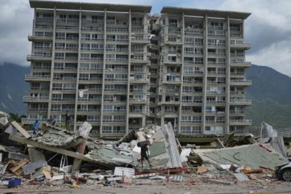 　地震で損壊した建物＝２８日、ベネズエラ・ラグアイラ（ＡＰ＝共同）