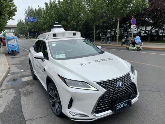 小馬智行（ポニー・エーアイ）の無人タクシー。さまざまなセンサーやカメラを搭載している＝５月30日、中国・北京