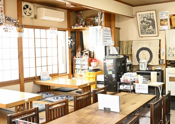 障子や畳、手書きのメニューなどアットホームな雰囲気が漂う店内