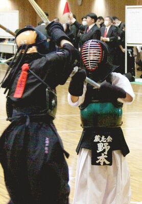 女子６年１組　上明戸（仁風館）－野本（蔵の街剣志会）決勝　野本がメンを狙う
